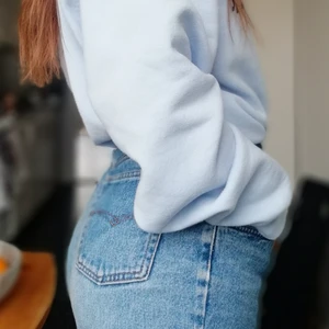  90-tals jeans  - Nu söker mina favorit jeans ett nytt hem! Dom har så satans snygg passform och är perfekta till vardags som till fest! Passar perfekt med en stor sweather eller en body.under. Jag är 168 så för mig blir jeansen till min ankel. Så om du letar efter jeans som är lite längre rekommenderar jag att du är längden 165. Men även skitsnyggt med ett par sneakers om du är lite längre nu till sommaren! ☺️💛