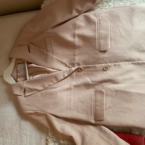 Blazer Hanna schönberg X NAKD - Säljer min fina ljusrosa blazer som är perfekt till sommaren! Stl 40, så oversize vilket är snyggt! 