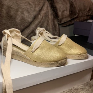 Sandaler  - Jätte fina sandaler med en lite klack typ nytt pris 2395kr mitt pris 349kr priset går att diskutera