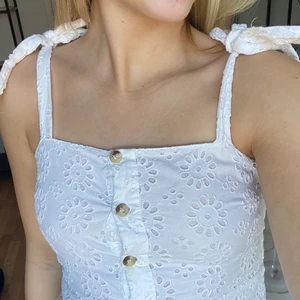 Sommarklänning - Superfin vit sommarklänning med reglerbara axelband från Zara. Inget slitage eller liknande då den inte är använd så mycket. Den är i storlek M, men skulle mer säga att den passar en S. Frakten kostar 66kr och är spårbar. Köparen står för frakten. 🥰 hör av er om ni vill ha fler bilder eller har frågor (frakten är exklusive priset)