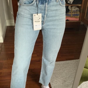 Zara jeans  - Snygga raka cropade jeans, från Zara, som aldrig kommit till användning. Nyskick o prislapp finns kvar. Jag är 163. Köpare står för ev frakt.💕
