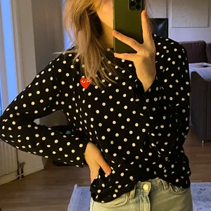 Comme des garcons tröja  - Superfin långärmad tröja från comme des garcons i storlek M! Använd ett fåtal gånger och därav anledningen till att den säljs. Köparen står för frakt, hör av er för intresse🌸