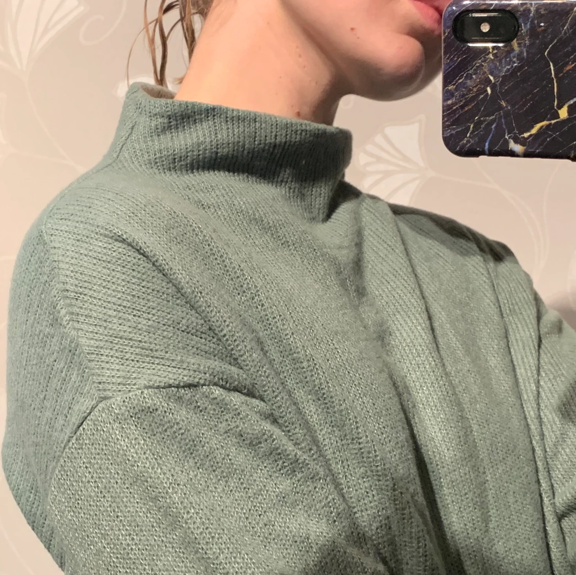 Stickad tröja med krage