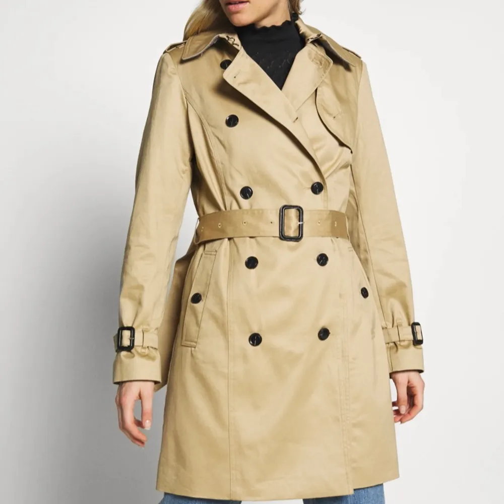 Saling new esprit trench coat because for me is big. Jackor.