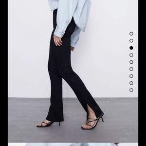 Svarta jeans med slits vid foten!! Helt slutsålda på zaras hemsida🤍 små i storlek! pris 100kr + frakt 🙌🏼