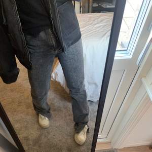 Säljer dessa gråa jeans m slits då de är för långa på mig. Köpta på pull and bear för 2 månader sen och endast använda några få gånger! (Nypris 500)