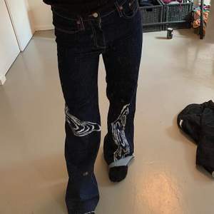 Oanvända jeans från Illbatting designe! Säljer pga fel storlek! Köpta för 999kr säljer för 500kr 