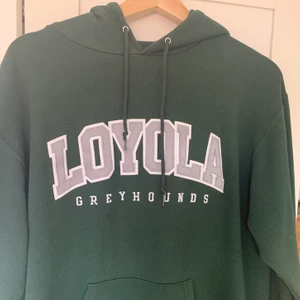 Mörkgrön championhoodie - Mörkgrön hoodie från champion💚🖤 köpt second hand men bra skick! Storlek M