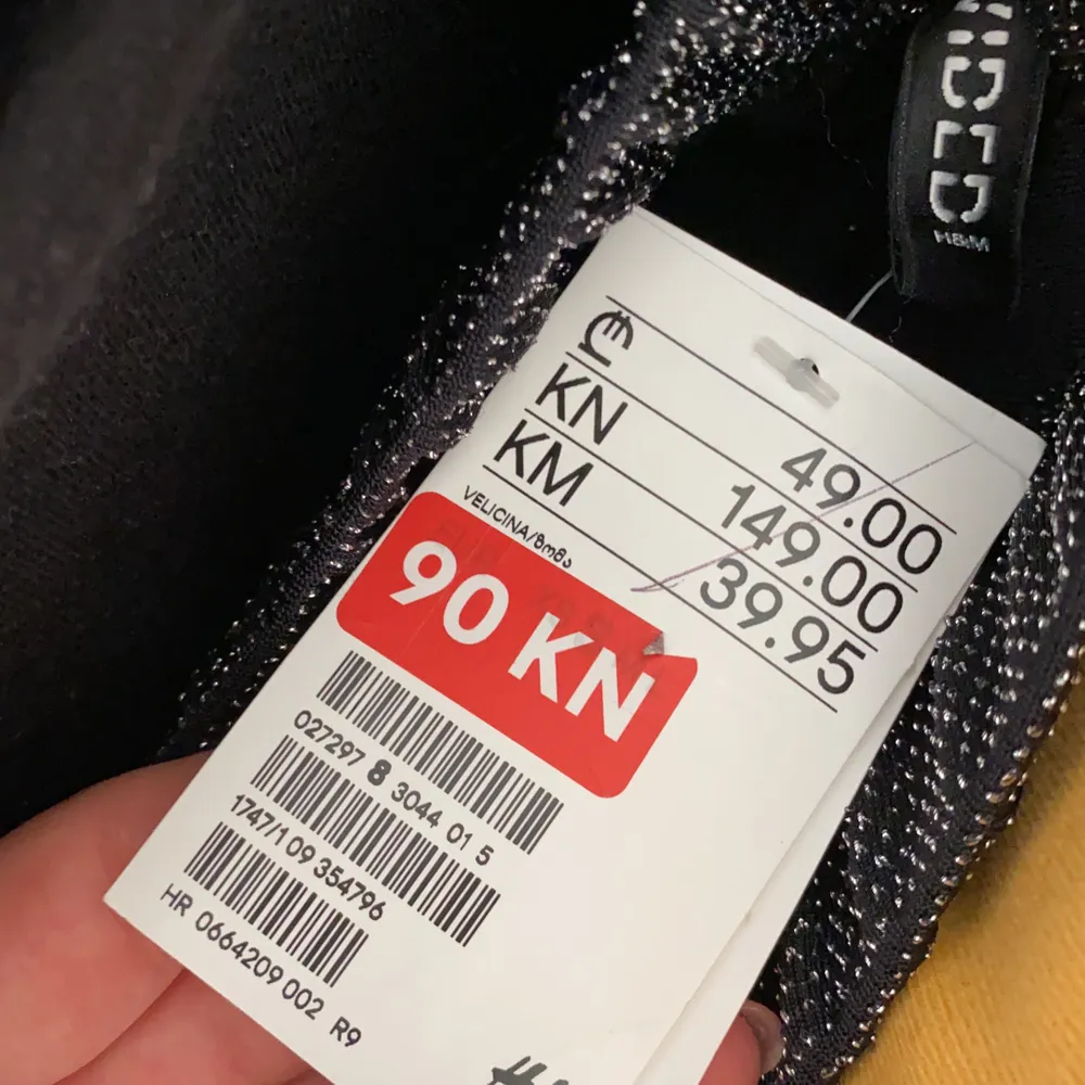 Utsvängda fina byxor från H&M, aldrig använda med prislapp på. Skriv privat för mer info❤️❤️. Jeans & Byxor.