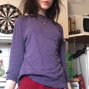 lilarandig tröja - jätteskön, långärmad tröja! söt till det mesta🌺 (frakt tillkommer 🦡)