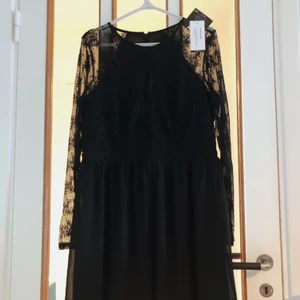 Something about her dress🌌 - Svart finklänning från Nelly, Aldrig använd.⚡️