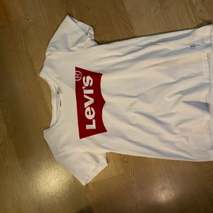 Levi’s t-shirt  - Säljer för att jag inte använder den längre. Bra i skick och det röda är inte urtvättat 