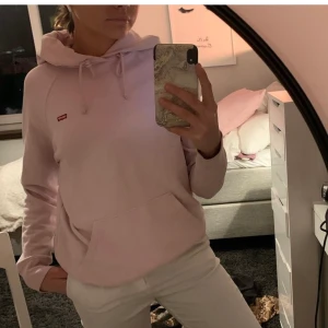 Levi’s hoodie - Från carlings, använt några gånger. Fin ljusrosa färg!