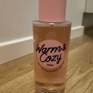 Body mist - Köpte denna för att min andra va nära på att ta slut men jag köpte en annan parfym istället så jag har inte öppnat denna. Köpte den på vs för 150kr elr nått