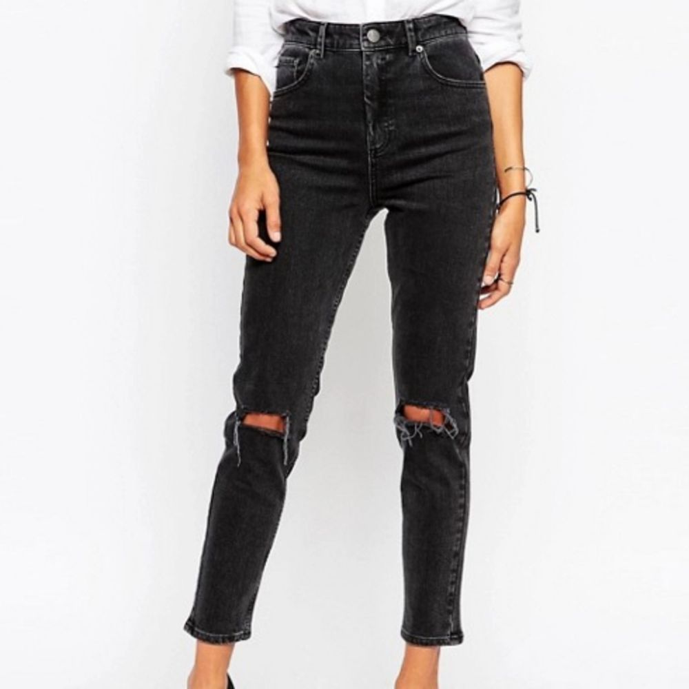 Slitna svarta mom jeans | Plick Second Hand