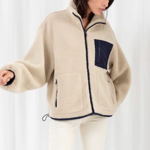 Fleece-jacka från & Other Stories  - Fleece jacka från &Other Stories, strl 36. Använd men fint skick! 💘