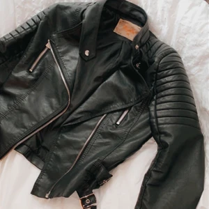 Skinjacka från chiquelle - En svart skinnjacka med silver detaljer på från chiquelle ,  storleken är i 38 och jag är 1,60 och den passar bra på mig!💖 den ena fickan har hål i sig men de är inget som syns eller märks på utsidan!!  Nypris: 700kr