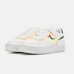 AIR FORCE 1 SHADOW - Air force 1 shadow 🪐 Använda endast två gånger, därav nyskick! Storlek 38.5. Nypris: 1 095kr Säjes för: 650kr (öppen för budgivning om fler intresserade). 