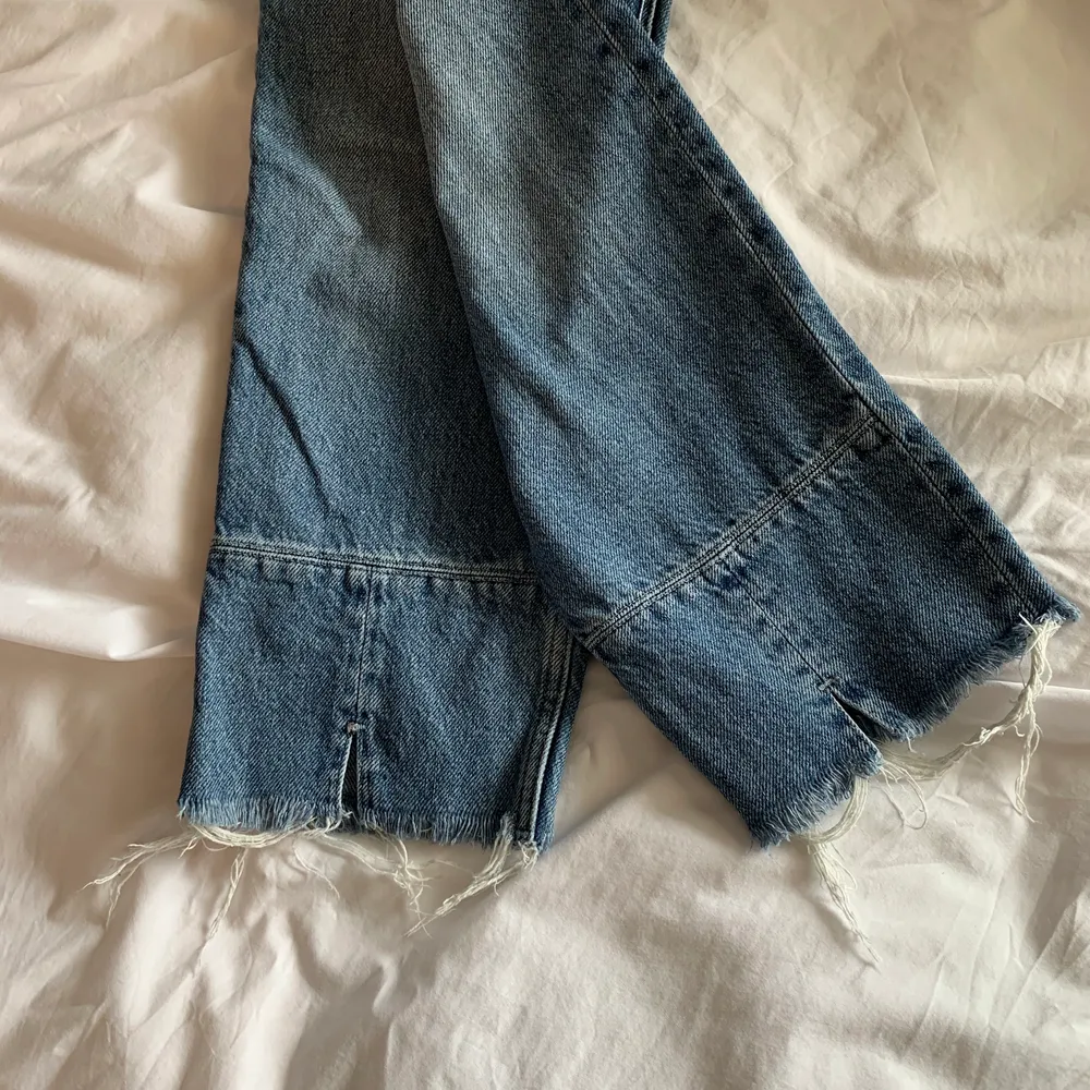 Snygga raka jeans i en ljus wash med slits på framsidan byxan, använda men i bra skick!🥰. Jeans & Byxor.