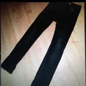 Blå Levi’s jeans modell 510 skinny för junior storlek 12, knappt använda, i gott skick. Resår på insidan i midjan för bättre passform. Litet (mini-)hål på höger ben fram. 98%bomull, 2%elastan.