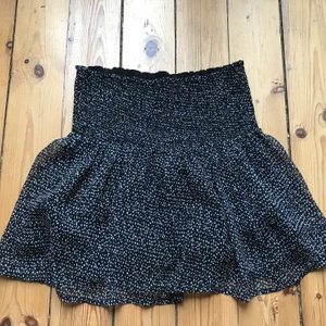 Kjol xs - Gullig kjol perfekt till sommaren! Saknar storlek med skulle säga xs/s. Vid många intresserade blir det budgivning i kommenterarna. Endast seriösa köpare! Köp direkt för 300💫