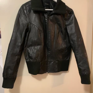 Läder jacka size L - VERO MODA Läder jacka i mycket skick strl L.