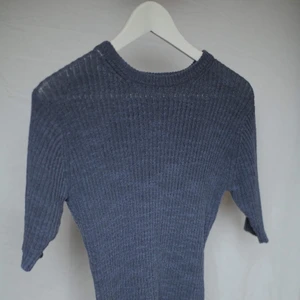 Topp, Carin Wester - Ribbad, kortärmad topp från Carin Wester. Väldigt sparsamt använd.