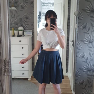 Kjol - Pleated skirt, köpt second hand. Väldigt fin, säljer då den är för lång för mig. I midjan är knappen insydd så den passar xs/s