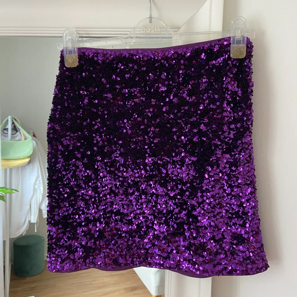 Super snygg lila mini paljettkjol från H&M! Råkade beställa 2 och hitta den i garderoben häromdagen så kan inte lämna tillbaka ~ ALDRIG använd så i utmärkt skick! . Kjolar.