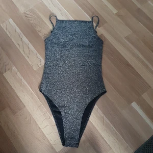 glittrig bodysuit - Glittrig body från hm, använd 1 gång