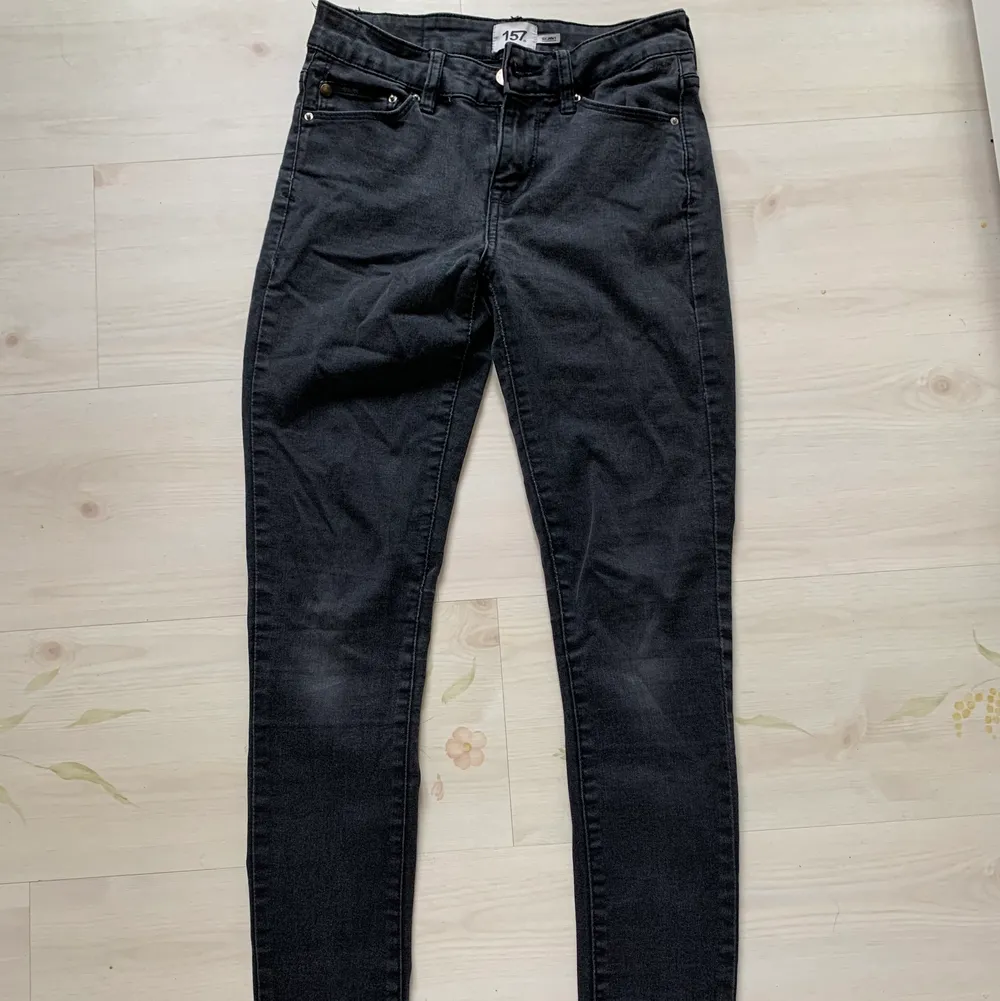 Svarta skinnyjeans från lager 157. Färgen är urtvättad svart. Köpare står för frakt.. Jeans & Byxor.