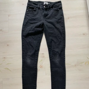 Svarta jeans - Svarta skinnyjeans från lager 157. Färgen är urtvättad svart. Köpare står för frakt.