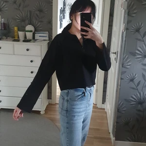 cropped sweatshirt - köpt på bikbok för ett år sedan, storlek "xxs", men passar mer s/m. Dragkjedjan går att ändra på. har tre små vita fläckar, mindre än ärtor (bild 3) 