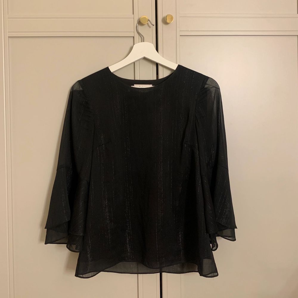Intressekoll på denna svarta glittriga Stylein blusen. Storlek XS men passar även S. Använd. 2-3 gånger och i väldigt fint skick. Nypris runt 2000 och lägsta bud är 600.. Blusar.