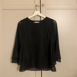 Stylein blus - Intressekoll på denna svarta glittriga Stylein blusen. Storlek XS men passar även S. Använd. 2-3 gånger och i väldigt fint skick. Nypris runt 2000 och lägsta bud är 600.