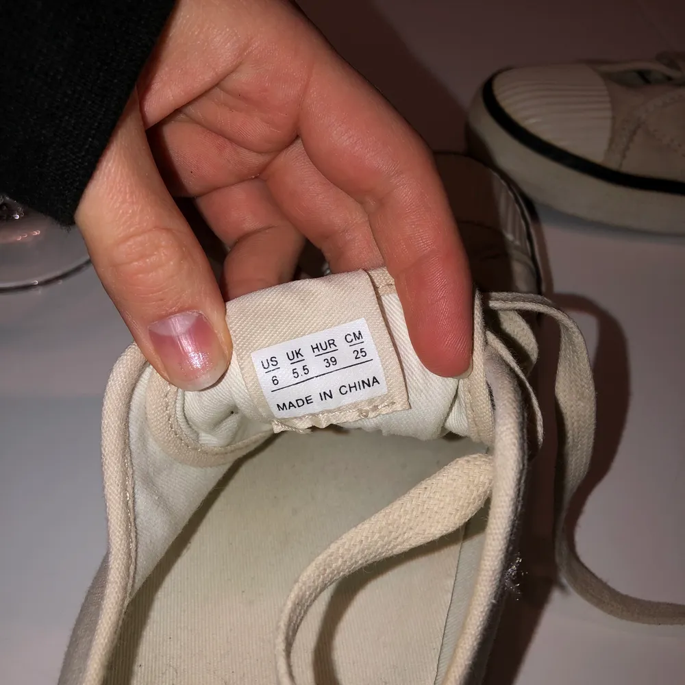 Converse inspirerade sneakers ifrån Isabel Marant, de är endast använda 2 gånger och är i strl.39. De är köpa på sensommar 2019 för 1800kr. Frakten ingår i priset.. Skor.