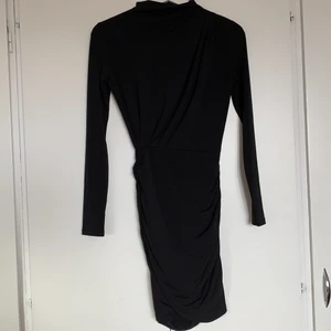 Klänning  - Klänning från Gina tricot med en liten poloneck och fina detaljer vid sidorna 