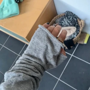 Slutsålda handledsvärmare  - Säljer mina handledsvärmare från Kiomi i 100% Kashmir. De är ett litet hål på ena men de syns inte när man använder dem! 