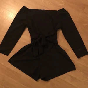 Byxdress off shoulder - Svart off choulder byxdress som inte blivit använd tyvärr.