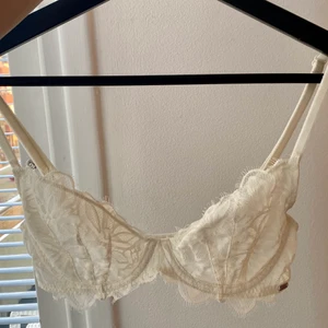 Vit spetsbralette - Så fin vit spetsbralette från Pink. Använd enstaka gång därav i helt nyskick. Passar xs-s. Nypris 400kr. ⛅️ frakt 45.