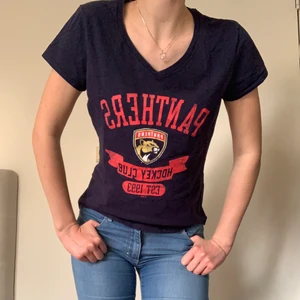 T-shirt - Marinblå T-shirt med tryck, Florida panthers 🐆 Köpt i USA för några år sedan, sparsamt använd (trycket ska vara ”krackelerat” och var så när den köptes). Storlek S                                                                  Kolla gärna in mina andra annonser! 