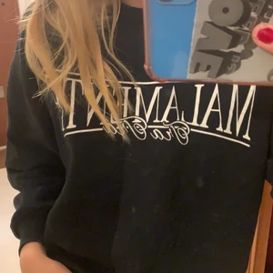 Sweatshirt - Super fin sweatshirt från pull and bear! Jätteskön!🦋🦋💜🌈💓🌸💖🥰