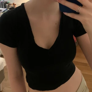 Svart crop top - Svart ribbad och v-ringad crop top