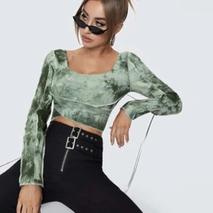 Festtopp - perfekt topp till fest eller sommaren! aldrig använd pga fel storlek! pris kan diskuteras, köparen står för frakt 🚚 