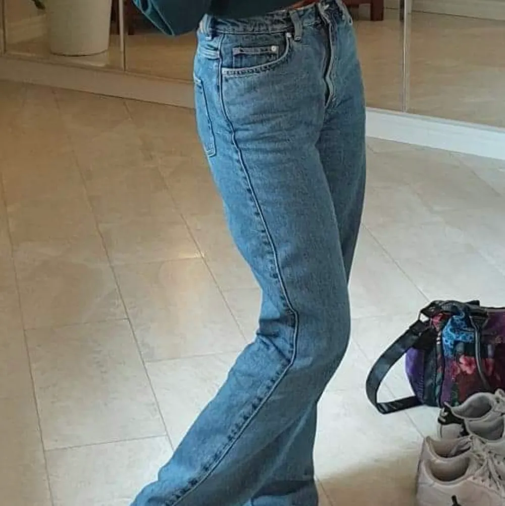 weekday jeans i modellen rowe för stora i midjan på mig bra lång är 160 . Jeans & Byxor.