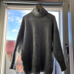 MANGO ROLLNECK  - Oversized mysig polo från Mango! Köpt 2020. Storlek L. Inte stickig, väldigt mjuk. Knappt använd.