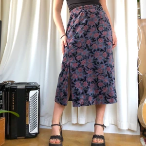 Blommig kjol🥀 - Lång kjol i blommigt tyg. Fin kvalité🥀