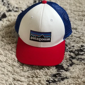 Patagonia keps - Patagonia keps som passar alldeles utmärkt till sommaren!❤️Inga tecken alls på användning! Justerbar storlek💗Kontakta mig för mer info!❤️Obs köpt för 350 kr💞