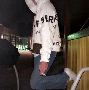 Burberry hoodie - Säljer denna supersnygga Burberry hoodie. Storleken är L men den passar lilla oversized till XS-M💕
