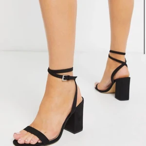 Klackar  - Ett par svarta slutsålda klackar från asos. De är widefit med upplever de ej som speciellt stora. Aldrig använda av mig 🖤 frakt tillkommer på 60 kr. Storlek 37